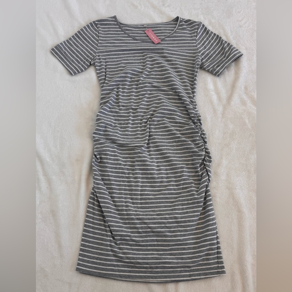 Liu & Qu Size Medium Short Sleeve Maternity Dress. NEW w/ tag. Gray/white stripe